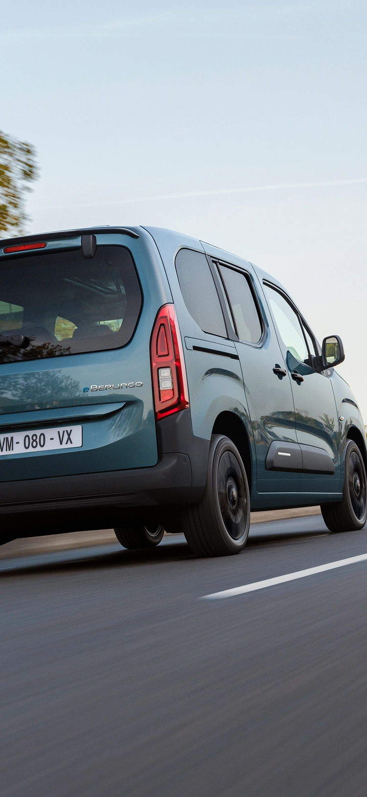 Rear three‑quarter view ë‑Berlingo showing two body lengths, up to 7 seats, safety, efficiency and confident versatility
