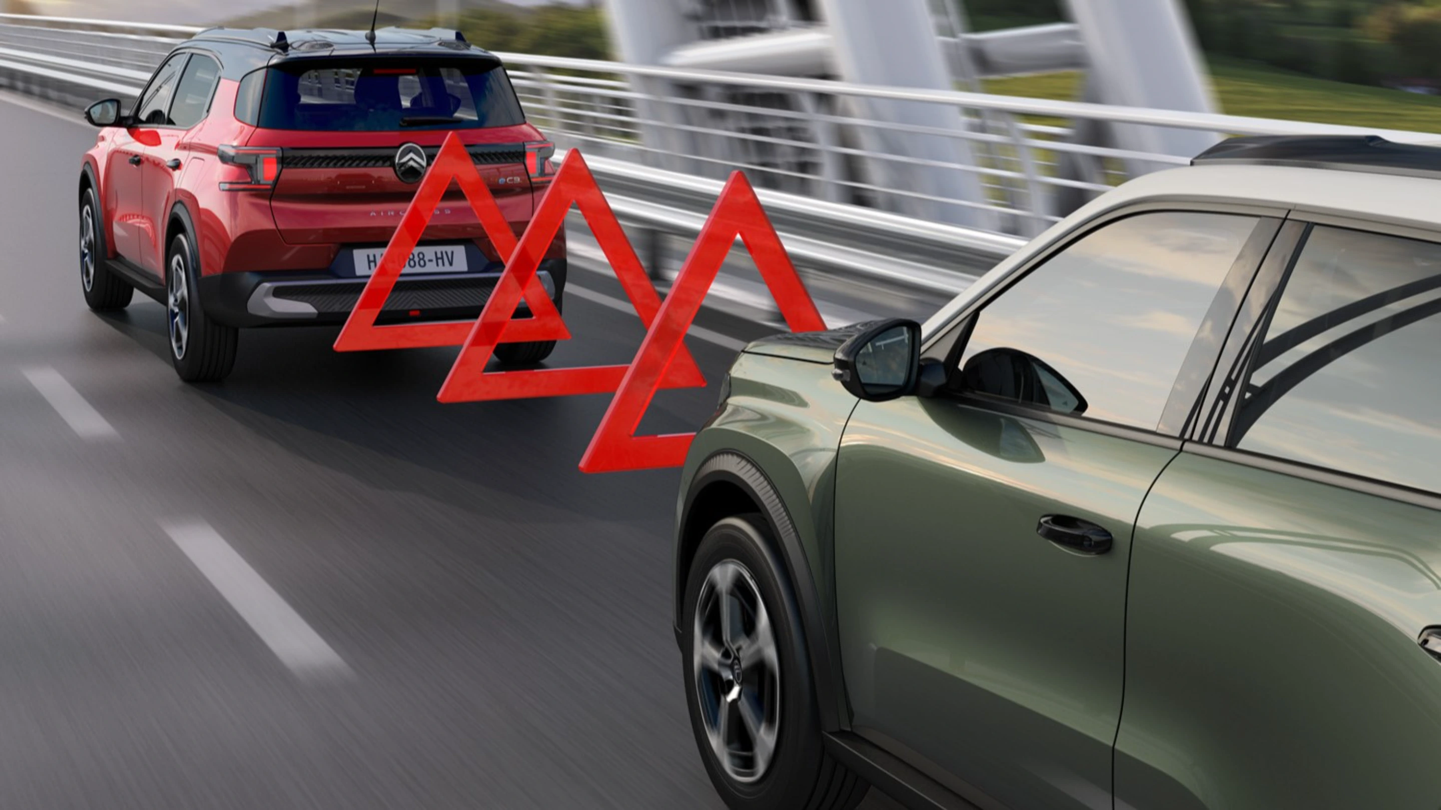 Citroën SUV detecting a vehicle ahead with visual alerts illustrating the Forward Collision Warning system