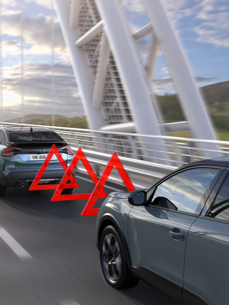 Rear view ë-C4 with Active Safety Brake highlighting collision warning, safety, technology and design for a secure drive