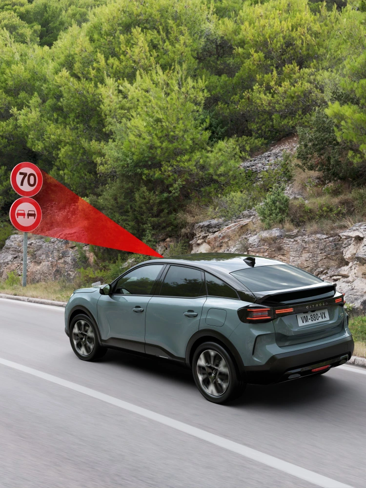 Side view ë-C4 with Extended Traffic Sign Recognition highlighting safety, technology and visibility for a premium safe drive
