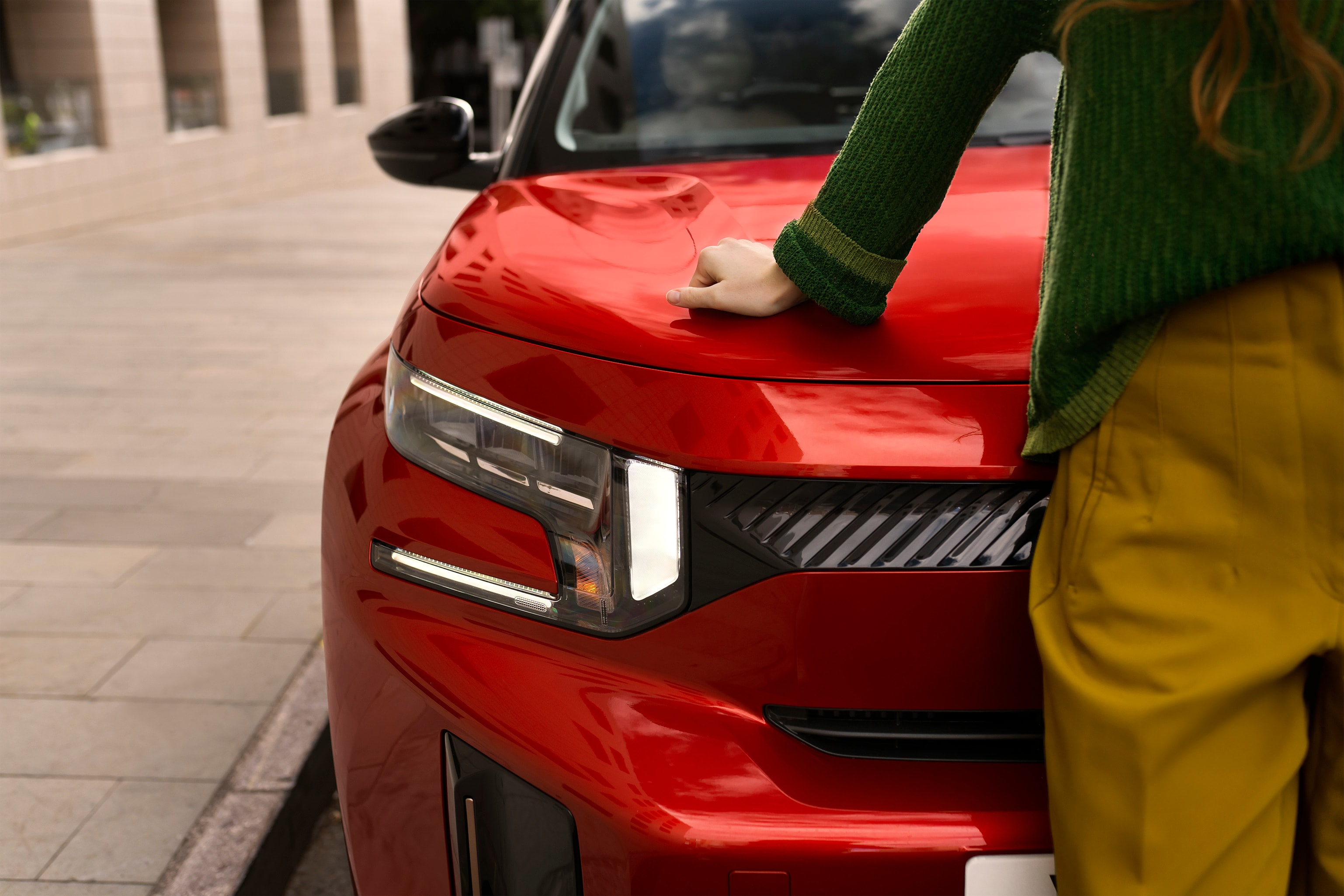 Front detail view of Citroën ë-C3 Aircross SUV highlighting sculpted bonnet design for modern, expressive and affordable urban mobility.