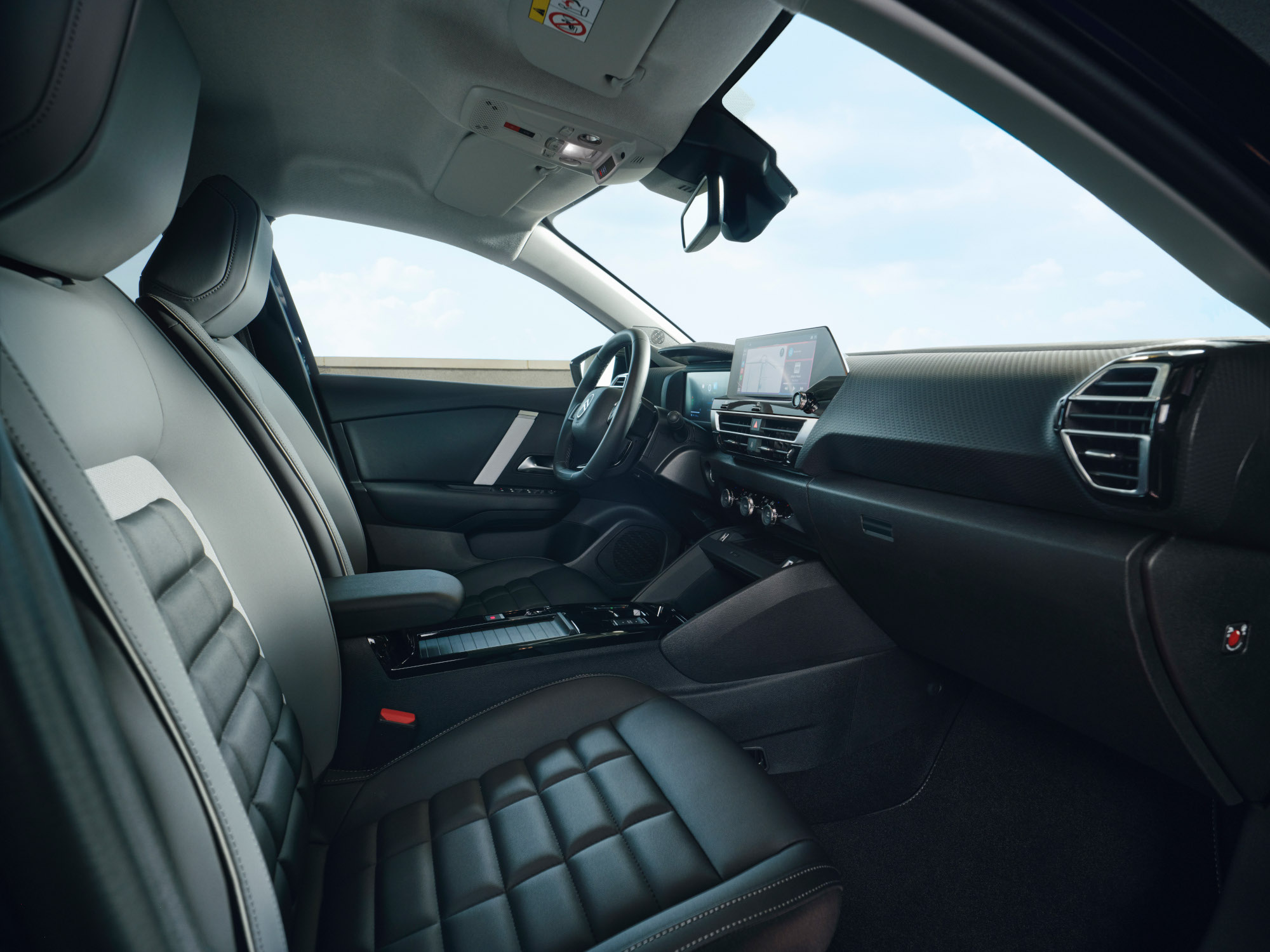 Front interior view ë-C4 highlighting spacious comfort, premium seats, brightness and design for a serene modern driving environment