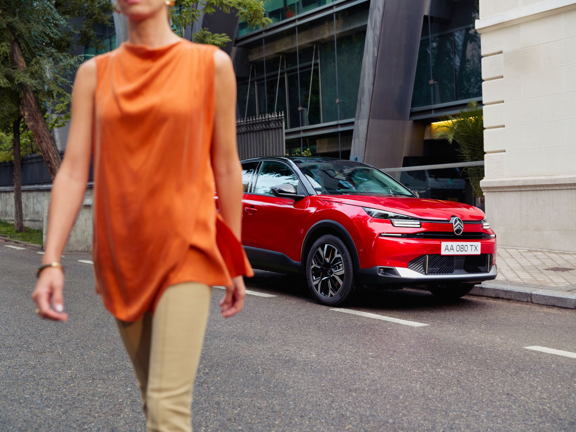 Three‑quarter front view ë-C4 showcasing stylish design, safety, aerodynamics and comfort for a premium modern urban presence