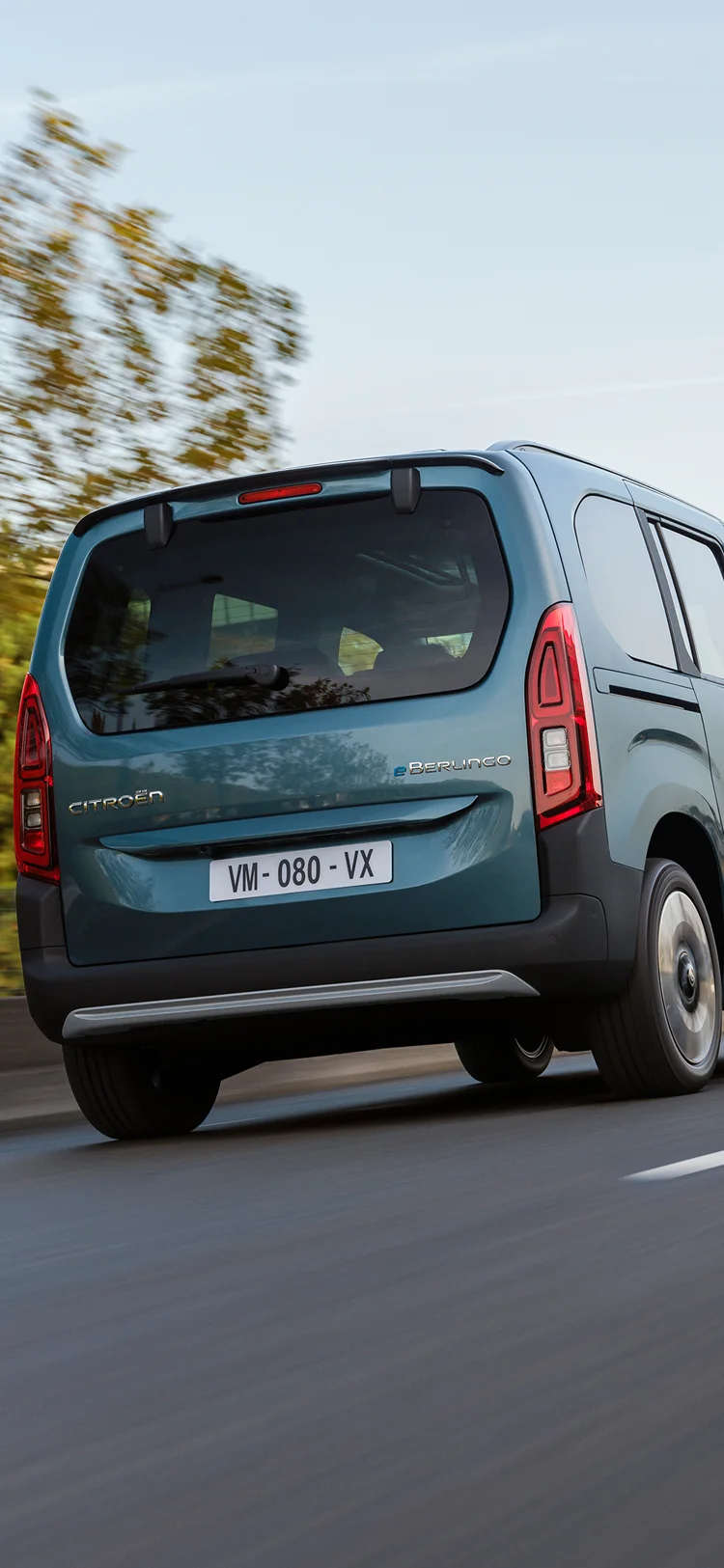Rear three‑quarter view ë‑Berlingo showing two body lengths, up to 7 seats, safety, efficiency and confident versatility