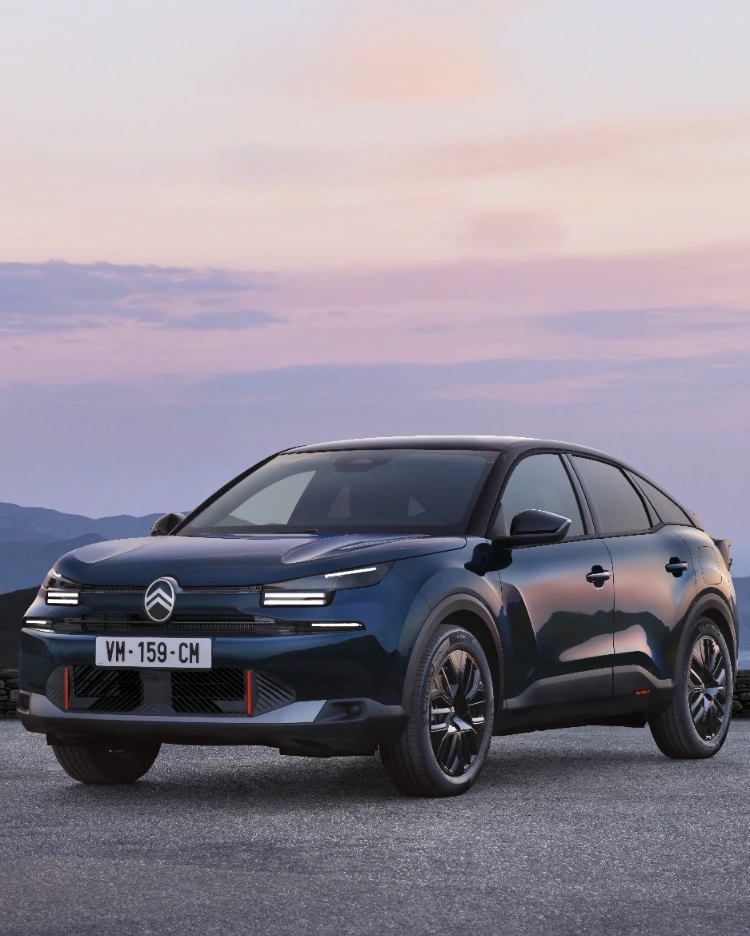 Three-quarter front view C4 showcasing dynamic design, safety, comfort and technology for premium scenic driving.