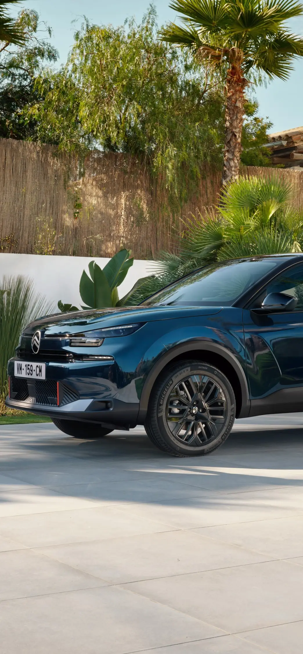 Three‑quarter front view C4 highlighting aerodynamic crossover design, efficiency, safety and comfort for a premium presence